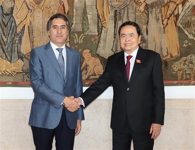 NA Vice Chairman Tran Thanh Man (R) meets with Portugal’s Secretary of State for Foreign Affairs and Cooperation Francisco André on November 13. (Photo: VNA)