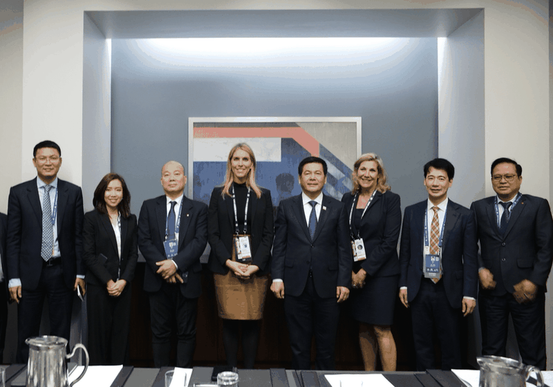 Vietnamese officials and Walmart representatives in a group photo. (Photo: MoIT)