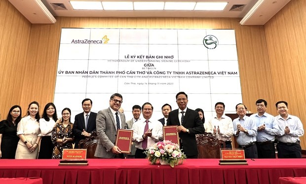 The MoU signing between the Can Tho People's Committee and AstraZeneca Vietnam Co. Ltd on November 14 (Photo: VNA)