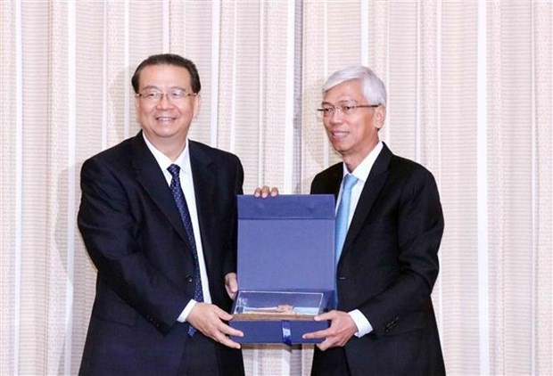 Vice Chairman of the People's Committee of Ho Chi Minh City Vo Van Hoan (R) presents a gift to President of Yunnan province's Committee of the Chinese People's Political Consultative Conference Liu Xiaokai at their meeting on November 14. (Photo: VNA)