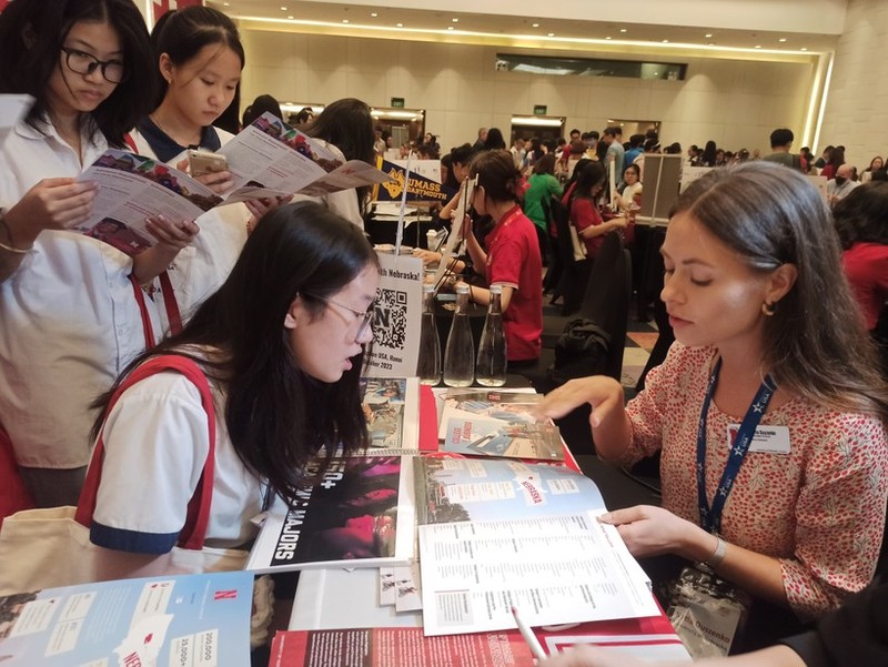 Vietnamese students learn about studying in the US. (Photo: VNA)