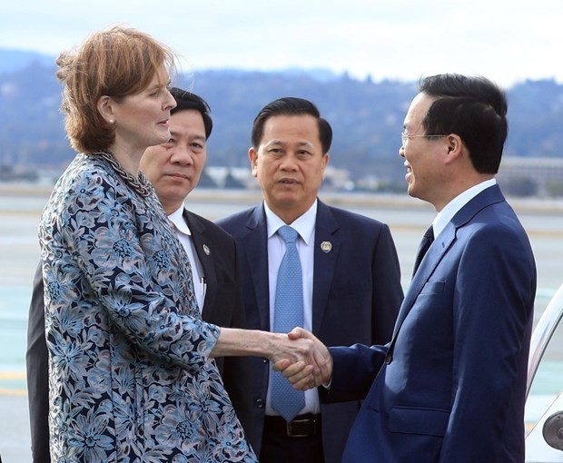 President Vo Van Thuong is greeted at the San Francisco airport (Photo: VNA) 