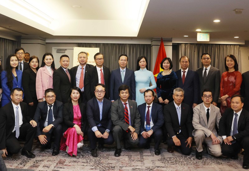 President Vo Van Thuong, his spouse and representatives of the Vietnamese community in the US. (Photo: VNA)