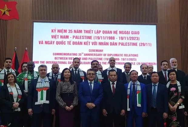 Participants at a meeting on November 29 to mark the 35th anniversary of diplomatic relations between Vietnam and Palestine (1988 -2023) and the International Day of Solidarity with the Palestinian People. (Photo: nld.com.vn)