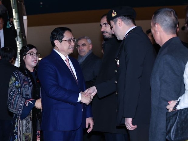 Prime Minister Pham Minh Chinh and his entourage are welcomed at the airport by Turkish Deputy Foreign Minister Burak Akcapar and senior officials of Ankara city (Photo: baochinhphu.vn)