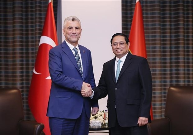 Prime Minister Pham Minh Chinh and Turkish Minister of Trade Omer Bolat at their meeting in Ankara on November 29. (Photo: VNA)