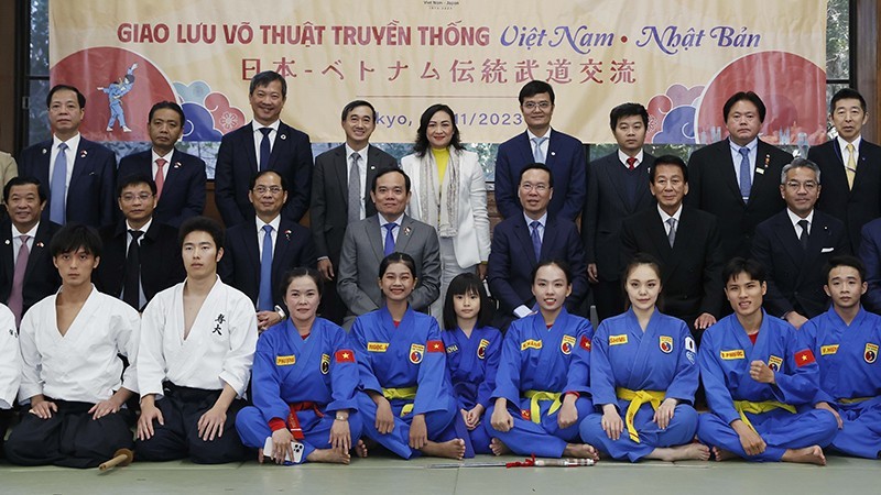 President Vo Van Thuong, officials, and martial artists of Vietnam and Japan at the exchange in Tokyo on November 29 (Photo: VNA)