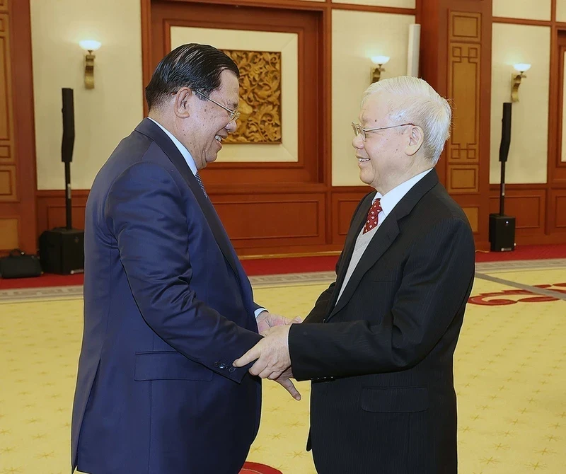 General Secretary Nguyen Phu Trong receives President of the Cambodian People's Party and Cambodian Prime Minister Hun Sen in Hanoi on February 18, 2023. (Photo: VNA)