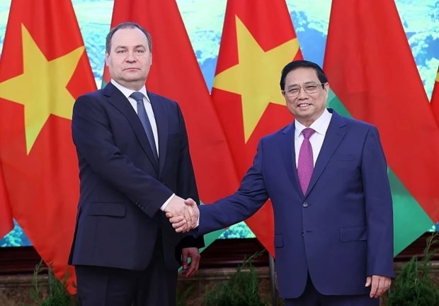 Vietnamese Prime Minister Pham Minh Chinh on December 8 morning hosts a welcome ceremony for his Belarusian counterpart Roman Golovchenko. (Photo: VNA)