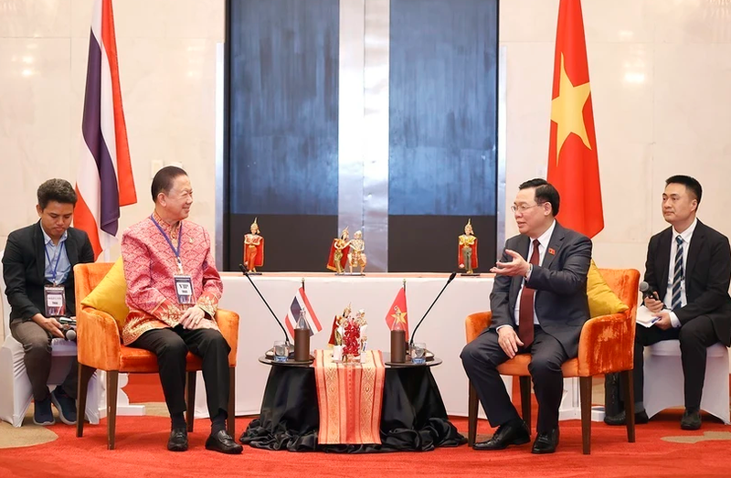 National Assembly Chairman Vuong Dinh Hue receives Chairman of the Thai Chamber of Commerce Sanan Angubolkuk. (Photo: VNA)