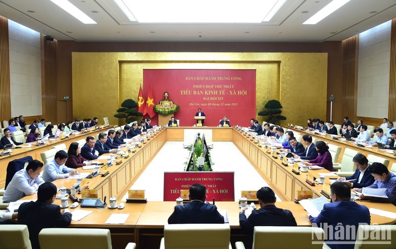 The first meeting of the 14th National Party Congress subcommittee for socioeconomic affairs takes place in Hanoi on December 8. (Photo: NDO/Tran Hai) 