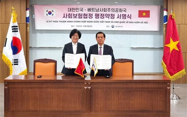 Vietnamese Deputy Minister of Labour, Invalids and Social Affairs Nguyen Ba Hoan (right) and Deputy Minister for Planning and Coordination of the RoK's Ministry of Health and Welfare Kim Hyejin sign an admistration deal on implementation of a bilateral agreement on social insurance on December 8 (Photo: VNA) 