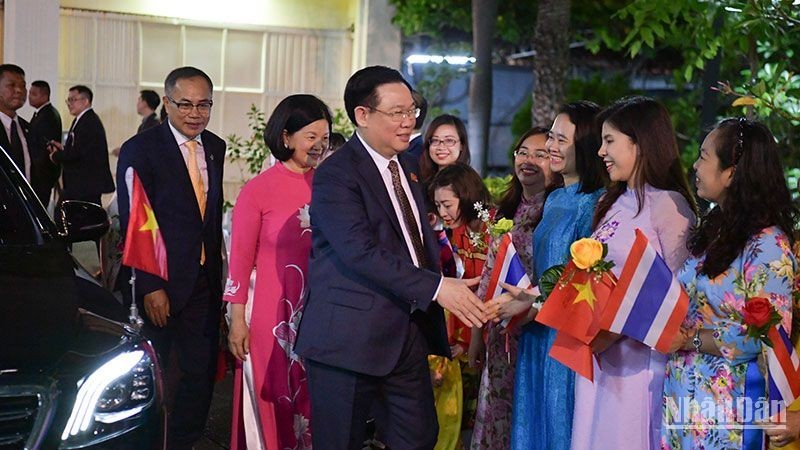 National Assembly Chairman Vuong Dinh Hue visits the Vietnamese Embassy in Thailand. (Photo: NDO)