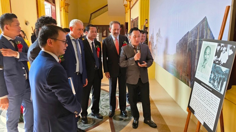 Delegates visit a photo exhibition on Vietnam-Italy diplomatic relations. (Photo: NDO)