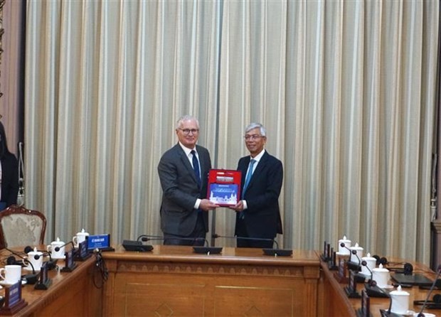 Vice Chairman of the Ho Chi Minh City People’s Committee Vo Van Hoan and President and CEO of the US Semiconductor Industry Association (SIA) John Neuffer. (Photo: VNA)