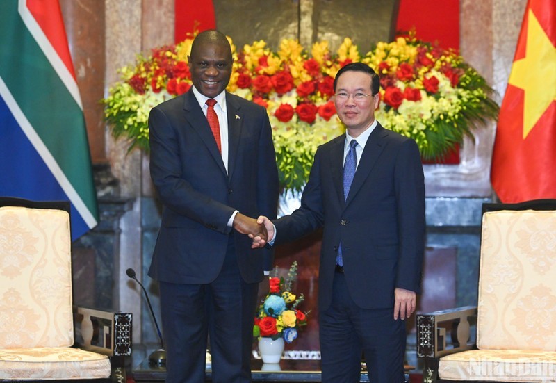 President Vo Van Thuong and Deputy President of South Africa Paul Mashatile at their meeting in Hanoi on December 14. (Photo: NDO/Duy Linh)