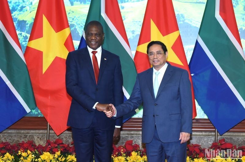 Prime Minister Pham Minh Chinh and Deputy President of South Africa Paul Mashatile. (Photo: NDO/Tran Hai)