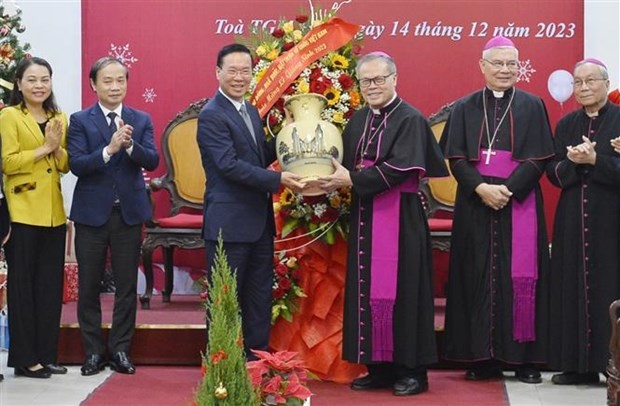 President Vo Van Thuong (third, left) presents a gift to Archbishop Nguyen Chi Linh. (Photo: VNA)