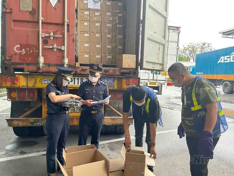 Bac Ninh customs officials inspect goods before exporting. (Photo: Bao Bac Ninh)