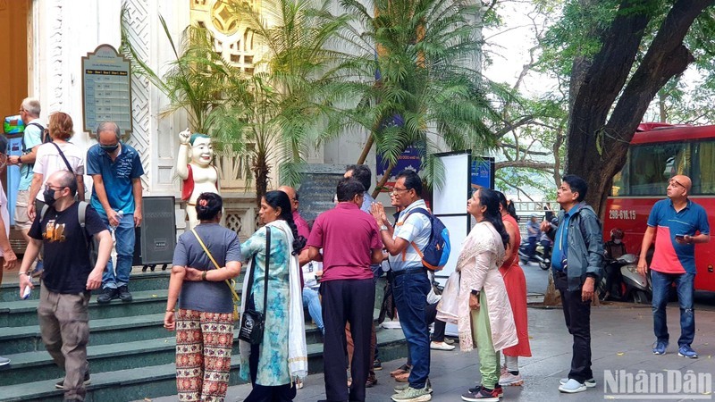 Indian tourists at the Bong Sen Water Puppetry Centre in Hanoi. (Photo: Trang Linh)