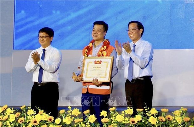 Pham Quoc Viet, head of FAS Angel, a volunteer rescue team in Hanoi, is honoured with the Bravery Order. (Photo: VNA)