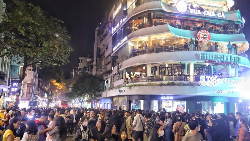 Pedestrian streets around Hoan Kiem Lake attract a large number of tourists (Photo: VNA)