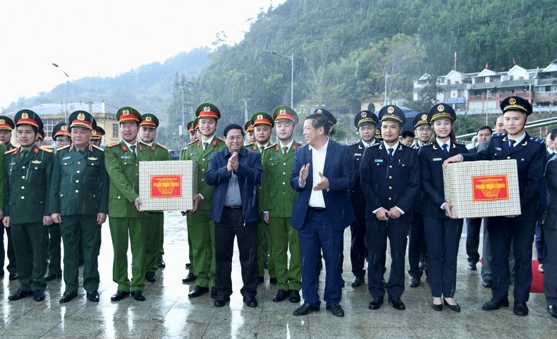 PM Pham Minh Chinh presents gifts to the functional forces at the Tra Linh International Border Gate.