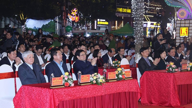 Prime Minister Pham Minh Chinh and other leaders attend the art programme.