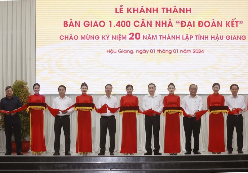 At the ceremony to hand over 1,400 houses to poor families in Hau Giang province. (Photo: VNA)