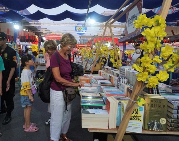 At 2023 New Year book street festival (Photo: VNA)