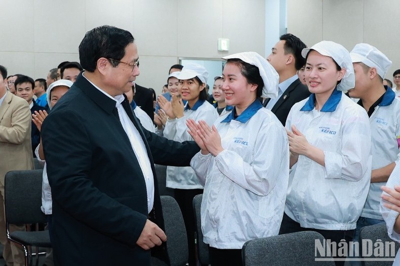 PM Pham Minh Chinh inquires after workers in Hai Duong. (Photo: VNA)