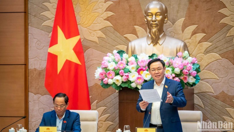 NA Chairman Vuong Dinh Hue speaks at the working session. (Photo: NDO)