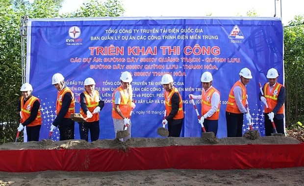 Delegates kick off the construction of 500kV circuit-3 transmission line in the central province of Ha Tinh. (Photo: EVNNPT)