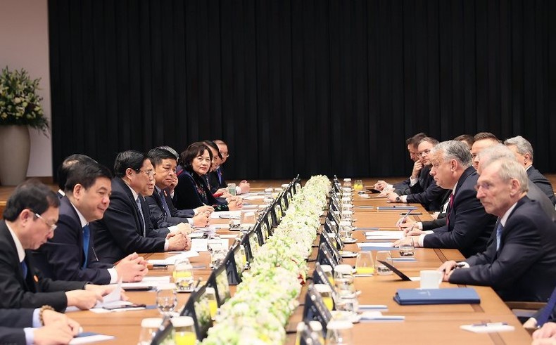 The talks between Vietnamese PM Pham Minh Chinh and his Hungarian counterpart Viktor Orban. (Photo: VNA)