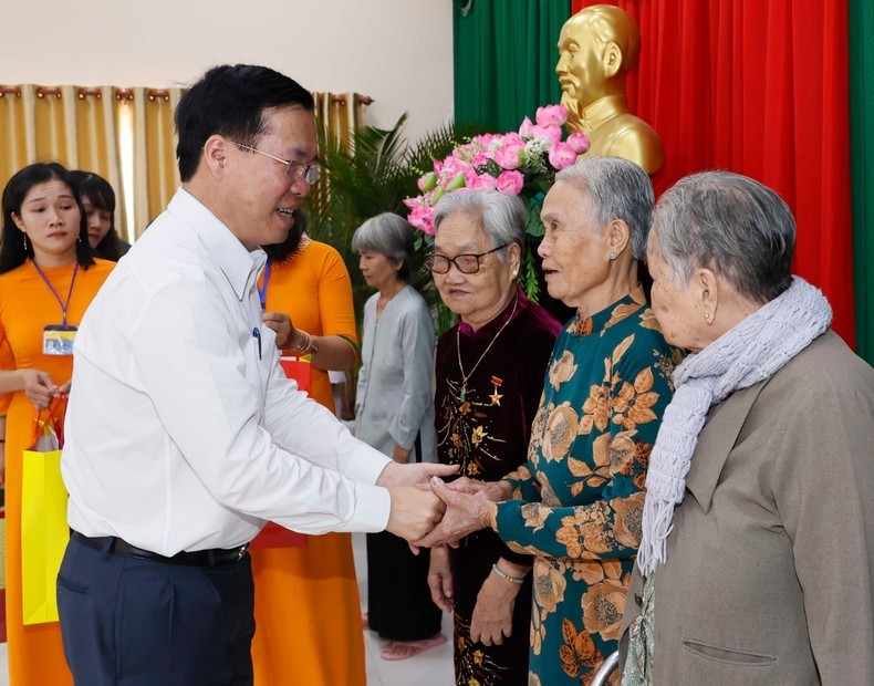 President Vo Van Thuong presents Tet gifts to social policy beneficiaries in Tra On district of Vinh Long province. (Photo: VNA)