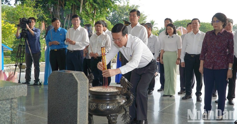 President Vo Van Thuong offers incense at the tomb of Nguyen Sinh Sac.