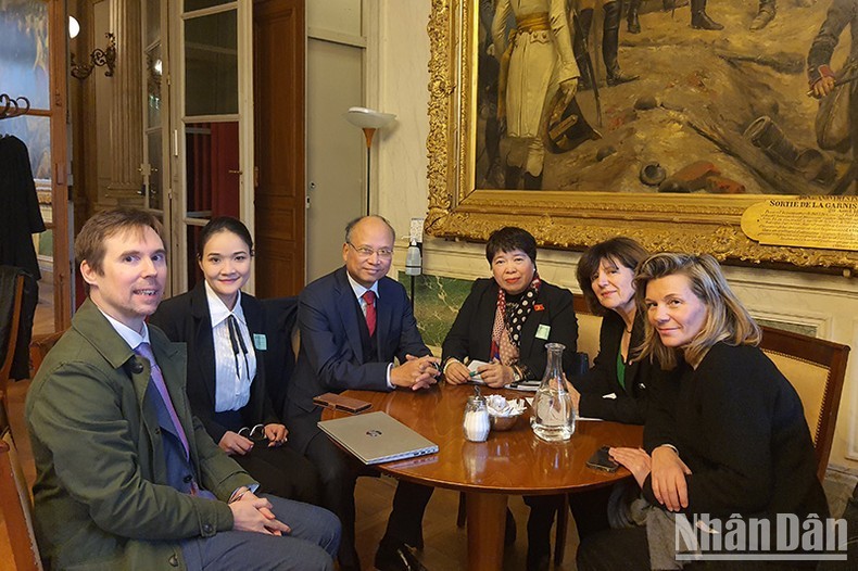 At the working session between President of the Vietnam-France Friendship Parliamentarians’ Group Nguyen Thuy Anh and members of the France-Vietnam Friendship Parliamentarians’ Group at the French Senate. (Photo: NDO)