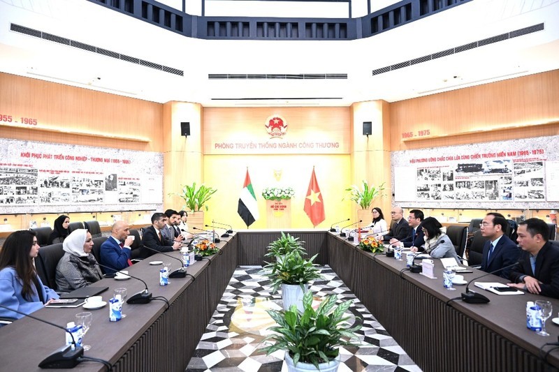 Representatives from Vietnam’s Ministry of Industry and Trade (MoIT) and the UAE Ministry of Economy at the meeting in Hanoi on January 24. (Photo: VNA)