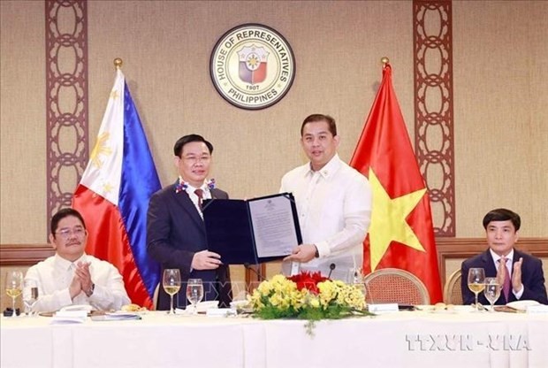 Speaker of the Philippine House of Representatives Ferdinand Martin Romualdez (R) hands over a resolution to National Assembly Chairman Vuong Dinh Hue on strengthening cooperation between the Philippines and Vietnam with the establishment of the Philippine-Vietnam Parliamentarians' Friendship Society in 2022. (Photo: VNA)