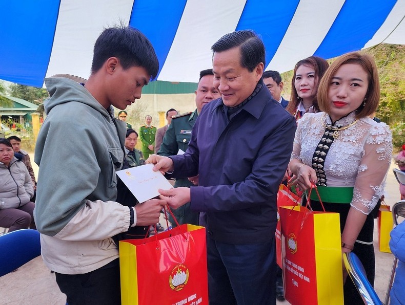 Deputy Prime Minister Le Minh Khai presents gifts to poor people and policy beneficiary families in Dien Bien province's Nam Po district. (Photo: NDO)