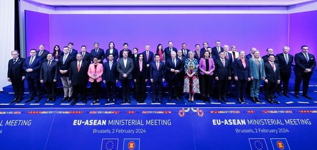 ASEAN, EU FMs pose for a group photo at the meeting. (Photo: VNA)