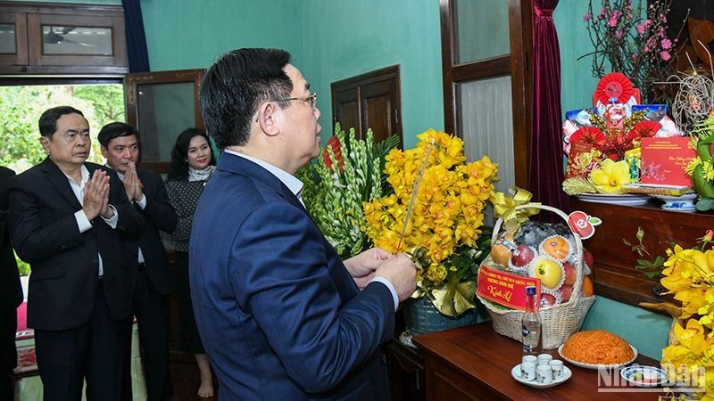 Chairman of the National Assembly (NA) Vuong Dinh Hue offers incense in memory of President Ho Chi Minh at House 67 in the Presidential Palace complex in Hanoi. (Photo: NDO/Duy Linh)