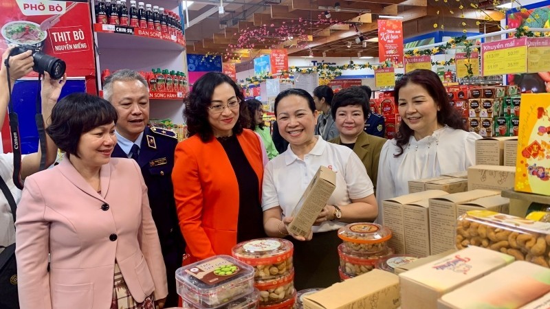 The working delegation inspects goods at a supermarket. (Photo: NDO)