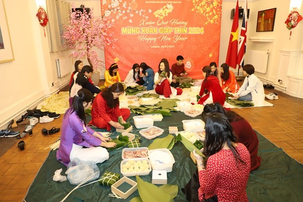 The staff of the Vietnamese Embassy and representative offices in the UK wrap banh chung. (Photo: VNA)