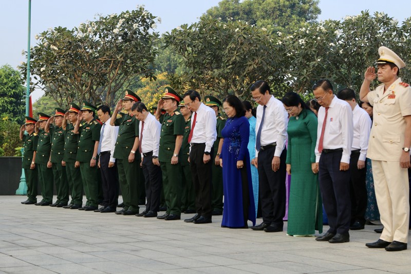 The delegation pays tribute to heroes, martyrs and heroic mothers. (Photo: VNA)