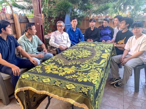 Ambassador Ly Duc Trung (third from left) meets with Vietnamese students in Israel. (Photo: VNA)