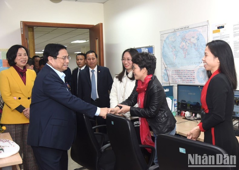 Prime Minister Pham Minh Chinh visits the staff of the Vietnam News Agency. (Photo: NDO/Tran Hai)