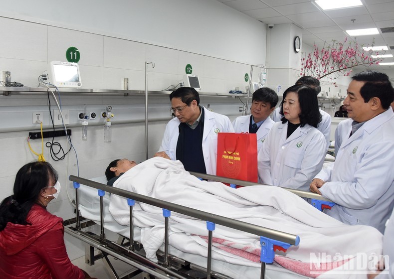 Prime Minister Pham Minh Chinh visits patients at the Vietnam-Germany Friendship Hospital on February 8. (Photo: NDO/Tran Hai)