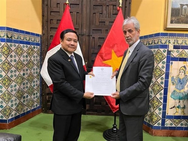 Vietnamese Ambassador to Peru Bui Van Nghi (L) presents a copy of his credentials to Director-General of Protocol and State Ceremony at the Ministry of Foreign Affairs of Peru Jaime Cacho-Sousa Velázquez. (Photo: VNA)
