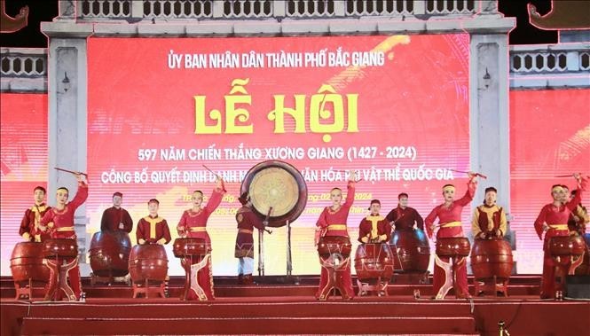 A drum performance at the opening ceremony of the festival. (Photo: VNA)